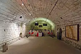Zur Besichtigung durch Besucher hergerichtete Kasernenkasematte im Fort de Douaumont
