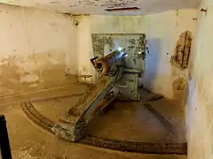 Canon de 75&nbsp;mm modèle 1897 in einer der Casemates de Bourges im Fort de Vaux