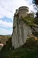 Rundturm der Festung von der Zufahrtsstraße vom Dorf aus