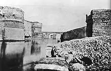 Tarent – Wassergraben mit Castello Aragonese (1880)