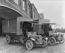 Firmenlastwagen vor Passerelle.