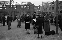 Kurzzeitig wurde der frühere Ringbahnhof nach Kriegsende 1945/1946 noch einmal genutzt. Im Hintergrund das zerstörte Empfangsgebäude.