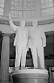 Eine Doppelstatue Lenins und Stalins ersetzte seit der Herbstmesse 1954 im sowjetischen Pavillon das Einzelstandbild Stalins