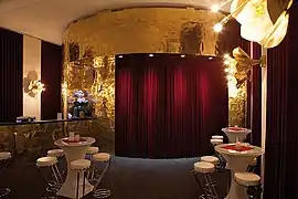 Stehtische mit Barhockern, hier im Foyer eines Kleinkunsttheaters in München