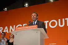 François Bayrou bei einer Rede 2007. Wahlslogan LA FRANCE DE TOUTES NOS FORCES gesetzt in der Interstate Bold