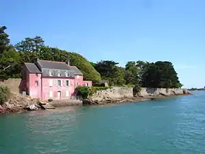 Das „rosa Haus“: Orientierungshilfe fürdie Schifffahrt an der Einfahrt nach Vannes