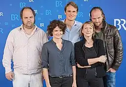 (v. l. n. r.) Egersdörfer als Michael Schatz, Wasserscheid als Wanda Goldwasser, Hinrichs als Felix Voss, Manzel als Paula Ringelhahn und Schadt als Sebastian Fleischer