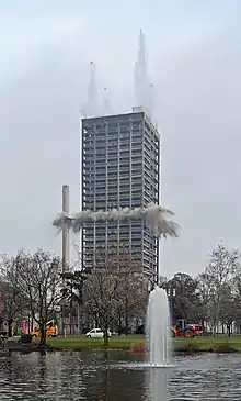 Kurz nach Zündung der Sprengladung in der 17. Etage. Auf dem Dach schießen die Wasserfontänen hoch.