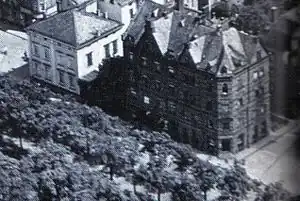 Mehrfamilienhaus mit Gasthaus Zum Kurfürst im Erdgeschoss (1926)
