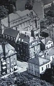 Mehrfamilienhaus, im Hintergrund links die alte Post (1926)