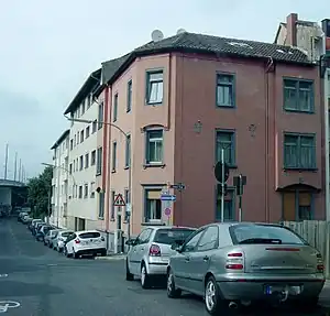 Häusergasse 10. Rechts führt die Fritzlarer Straße zum Kirchplatz. (2013)