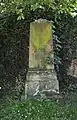 Grabstein an der Mauer des alten Friedhofs