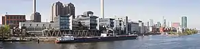 Gesamtansicht des Westhafengebiets von der Main-Neckar-Brücke, April 2011