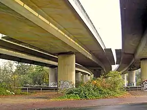 Blick auf die Brücke Richtung Ginnheim über Straße und Main-Weser-Bahn, von der Straßenebene aus