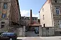 Haupteingang Gubener Straße, Blick in den Innenhof mit charakteristischem Schornstein