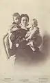 Franziska Gräfin Attems-Gilleis (* 1866; † 1920) mit Kinder im März 1896