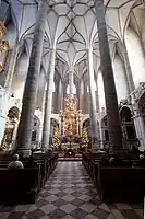 Franziskanerkirche in Salzburg, Hallenchor mit Kapellenkranz und Emporen