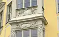 Erker Frauenstrasse 14, Dresden, 1. Stock, figurale Darstellung arbeitender Putten: Antreiben der Fassreifen mit dem Setzhammer und Ausbrennen des Fasses