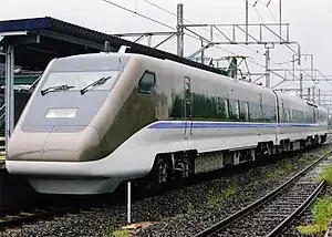 Der erste Versuchszug auf einer Testfahrt auf der Yosan-Linie (Mai 2003)