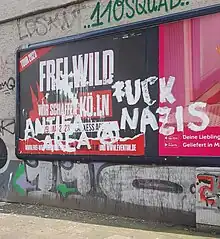 Ein Plakat mit der Ankündigung eines Konzerts von Frei.Wild in Köln wurde mit weißer Farbe beschrieben.