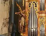 Musizierender Engel links