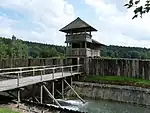 Torhaus mit Brücke, Wall und Graben