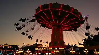 Kettenkarussell auf dem Bremer Freimarkt am Abend