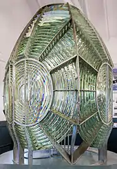 Fresnel-Linse 1.&nbsp;Ordnung, Scheinwerfer­linsen, Museum von Point Arena Light, Kalifornien.