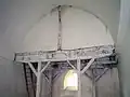 Die vier hölzernen Pfeiler des Kirchturms