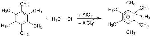 Reaktion von Hexamethylbenzol mit Methylchlorid zu einem Phenoniumkomplex(AlCl4− als Gegenion)