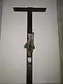 Reste eines Holzkreuzes aus einer Bombennacht 1944