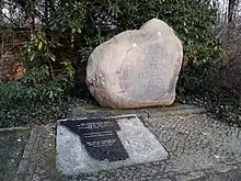 Hererostein mit Namibia-Gedenkplatte