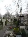 Der Friedhof Großreuth, Herbststraße 50 mit Häusern in der Appenzeller Straße im Hintergrund