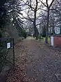 Der Eingang zum Friedhof von der Gaillardstraße.