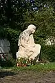 Trauernde, Figur auf altem Gemeinschaftsgrab