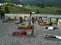 Friedhof bei der Kirche, Gräber halbkreisförmig zur Kirche hin ausgerichtet