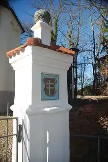 Rechter Friedhofstorpfeiler Frickenhausen (Unterallgäu) mit dem Wappen der Unterhospitalstiftung