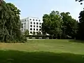 Ehemaliger Krankenhauspark, im Hintergrund Haus 2 des Schön-Klinikums