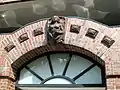 … der Figurenschmuck des früheren Torhauses jedoch in das Portal des Neubaus integriert.