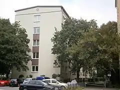 Südende der Wohnzeile mit Rosette (wie Stalinallee-Bauten)