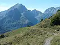 Der Frischenkofel, im Hintergrund die Berge des Karnischen Hauptkamms