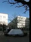 Künstlicher Baum im Zentrum des Platzes