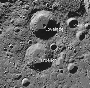 Krater Froelich und Lovelace (Norden oben; LROC-WAC)