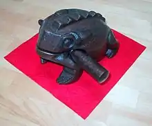 Ebenfalls ein Schrapgefäß: der Klangfrosch