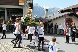 Mitgetragene Statuen an der Prozession 2012