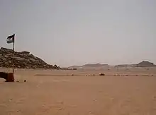 Blick von der „Freien Zone“ auf den Wall nördlich von Tifariti