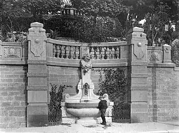 Froschbrunnen, 1900. Oben: Villa Wirth.