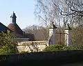 Seiteneinfahrt zum Schloss mit Taubenhaus