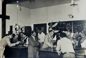 Physikunterricht in der Schulgemeinde Wickersdorf, ca. 1934/35. Lt. Tafel ging es u.&nbsp;a. um die Ladungsmenge Faraday und den Elektrophor