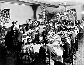 Mahlzeit im weihnachtlich geschmückten Speisesaal (1911)